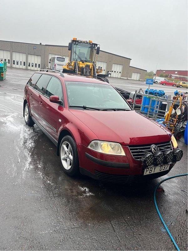 Röd Begagnad 2003 VW Passat Basis Kombi | 30 000 kr - Bild 1/1