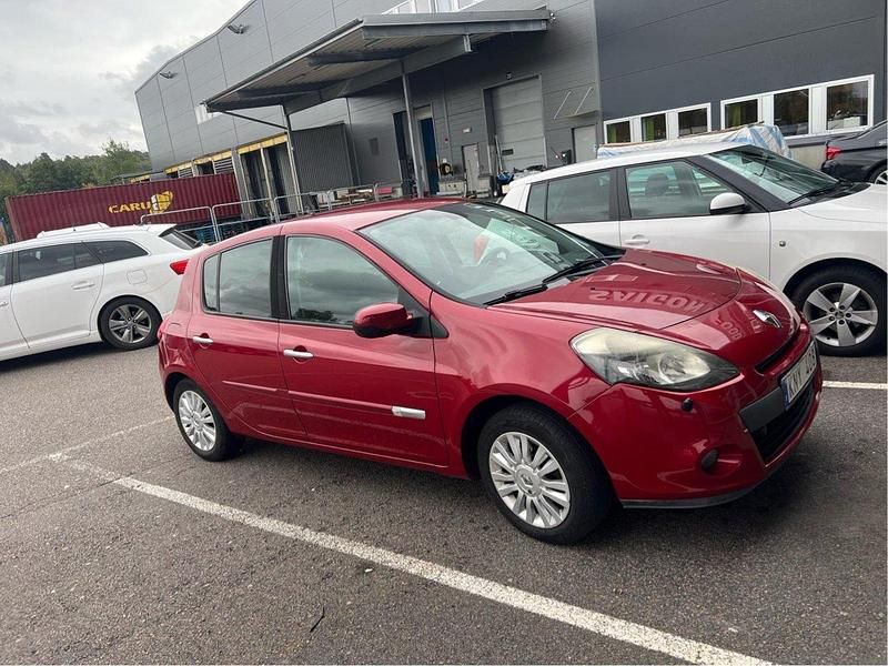 Röd Begagnad 2010 Renault Clio R.S. Halvkombi | 35 000 kr (Marknadspris) - Bild 1/4