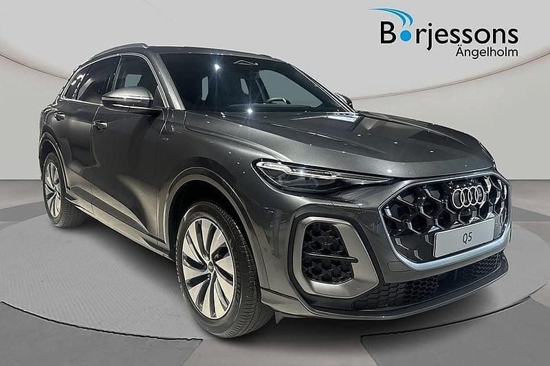 Grå Ny 2025 Audi Q5 SUV | 719 000 kr (Marknadspris) - Bild 1/4