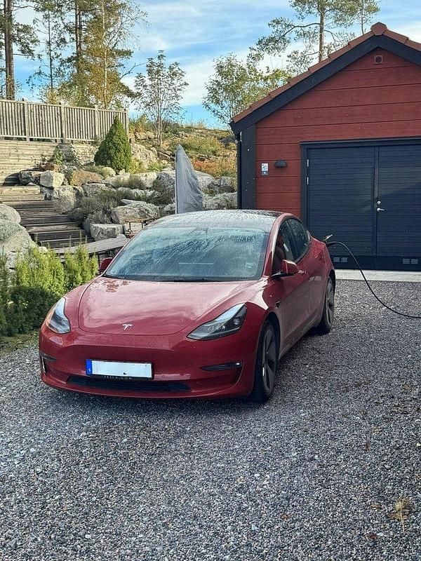 Begagnad 2021 Tesla Model 3 Sedan | 295 000 kr - Bild 1/2