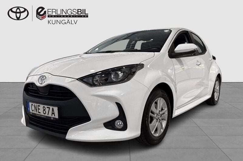 Vit Ny 2024 Toyota Yaris Hybrid Active Halvkombi | 239 900 kr (Bra pris) - Bild 1/4