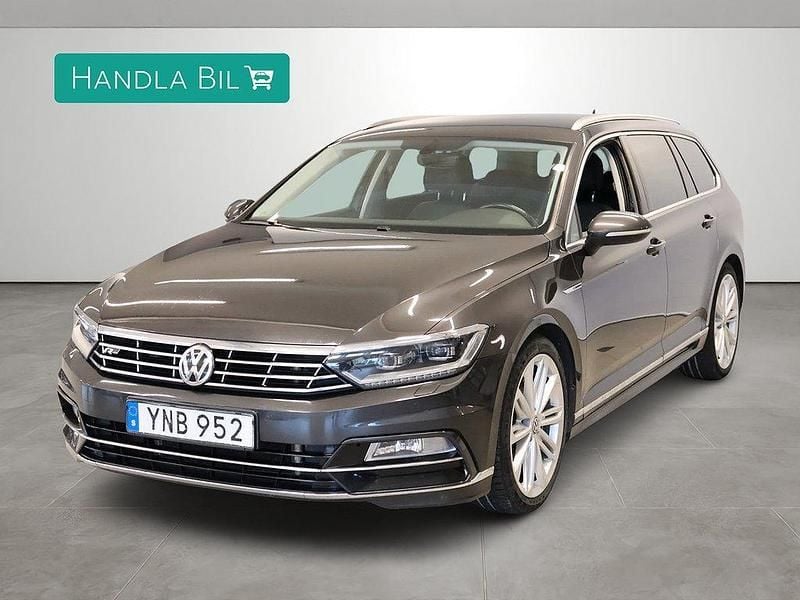 Mörkgrå Begagnad 2017 VW Passat R-line Kombi | 214 900 kr (Marknadspris) - Bild 1/4