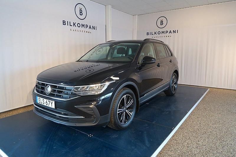 Svart Begagnad 2022 VW Tiguan SUV | 254 800 kr (Bra pris) - Bild 1/4