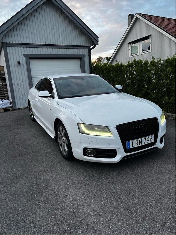 Vit Begagnad 2011 Audi A5 Comfort Sportkupé | 89 000 kr (Marknadspris) - Bild 1/4