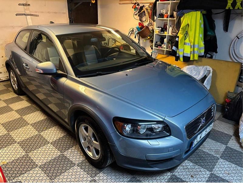 Blå Begagnad 2010 Volvo C30 Kinetic Halvkombi | 53 000 kr (Marknadspris) - Bild 1/4