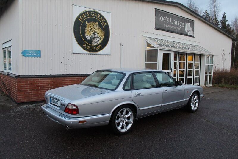Silver Begagnad 2002 Jaguar XJR Sedan | 229 000 kr - Bild 1/4