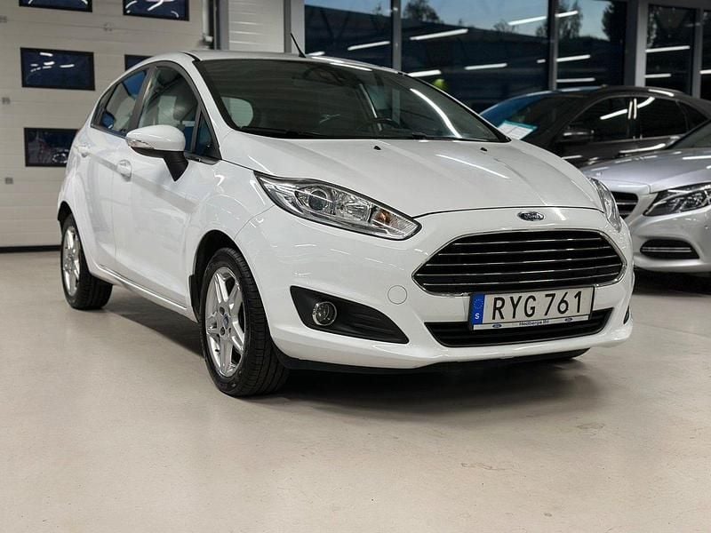 Vit Begagnad 2015 Ford Fiesta Titanium Halvkombi | 105 900 kr (Marknadspris) - Bild 1/4