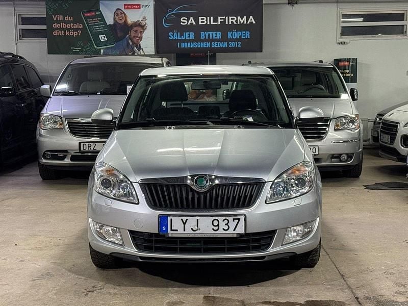 Silver Begagnad 2011 Skoda Fabia Elegance Halvkombi | 39 900 kr (Marknadspris) - Bild 1/4
