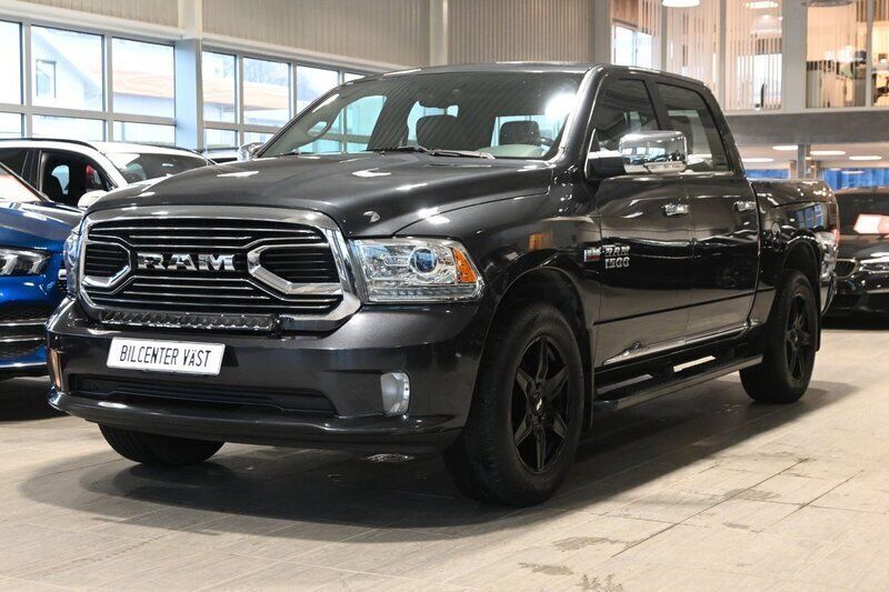 Mörkblå (grå metallic) Begagnad 2018 Dodge Ram Limited Pickup | 429 000 kr (Marknadspris) - Bild 1/4