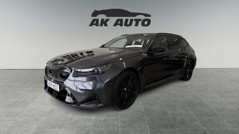 Grå Begagnad 2025 BMW M5 Comfort Edition Kombi | 1 699 000 kr - Bild 1/4