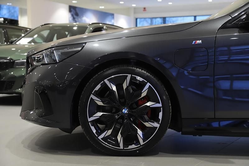 Ny BMW 550e Comfort Edition 2025 Grå Sedan