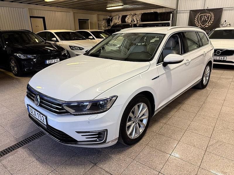 Vit Begagnad 2016 VW Passat GTE Kombi | 139 900 kr (Bra pris) - Bild 1/4