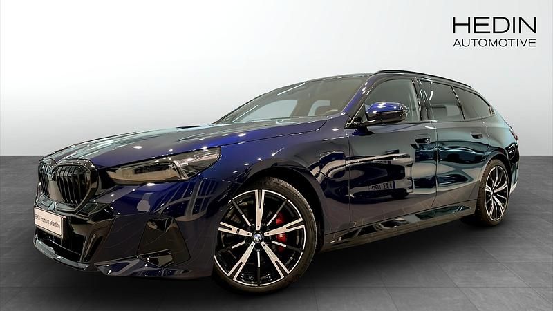 Blå Begagnad 2025 BMW 530e Comfort Edition Kombi | 689 700 kr (Lite dyr) - Bild 1/4