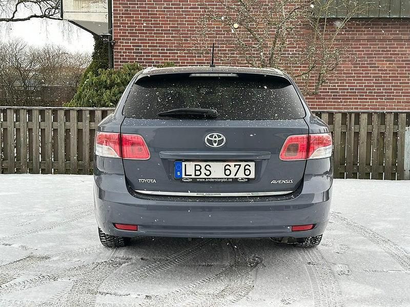 Begagnad Toyota Avensis Business Edition 152 HK (111 kW) 2010 Blå Kombi