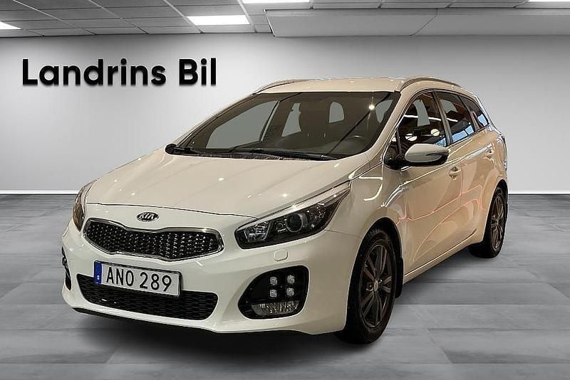 Vit Begagnad 2018 Kia Ceed Sportswagon GT-Line Kombi | 149 300 kr (Marknadspris) - Bild 1/4