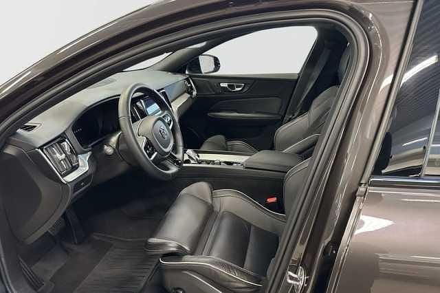 Begagnad Volvo S60 Plus 253 HK (186 kW) 2022 Grå Sedan