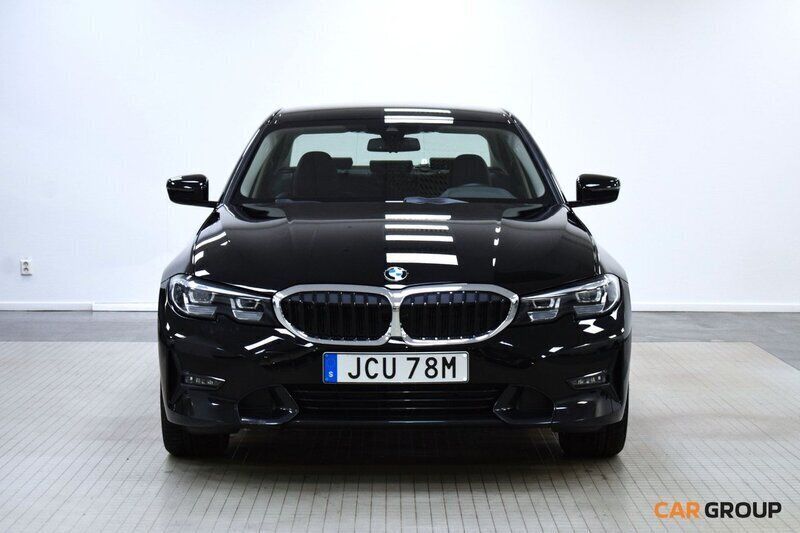 Svart Begagnad 2021 BMW 320 Sport Line Sedan | 349 900 kr (Superpris) - Bild 1/4