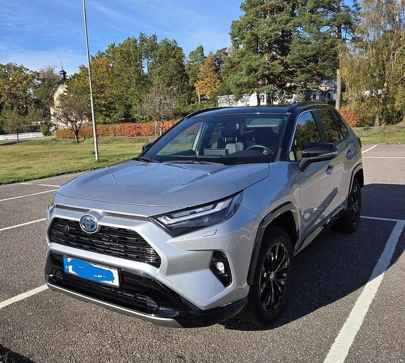 Grå Begagnad 2022 Toyota RAV4 Hybrid Style SUV | 327 000 kr (Superpris) - Bild 1/4