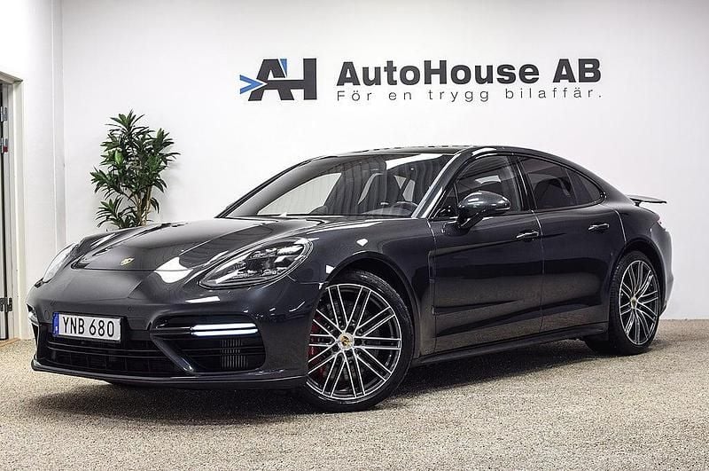 Grå Begagnad 2018 Porsche Panamera Turbo Sedan | 899 000 kr - Bild 1/4