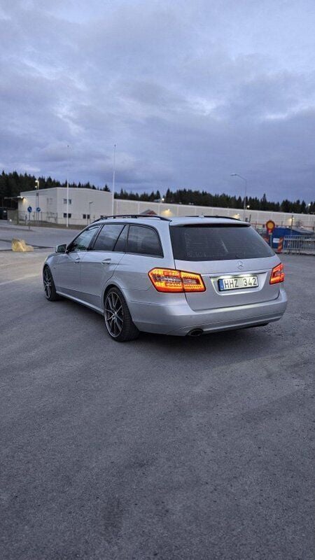 Silver Begagnad 2010 Mercedes E200 Avantgarde Kombi | 88 000 kr (Marknadspris) - Bild 1/4