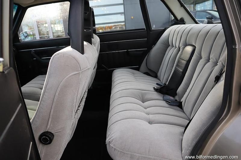 Begagnad Volvo 264 140 HK (102 kW) 1976 Grå krom Sedan