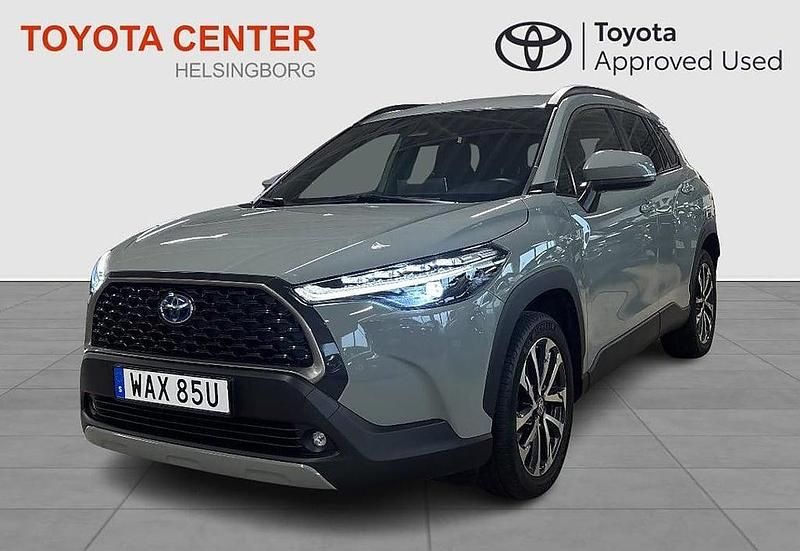 Grön Begagnad 2023 Toyota Corolla Cross Plus SUV | 364 900 kr (Marknadspris) - Bild 1/4