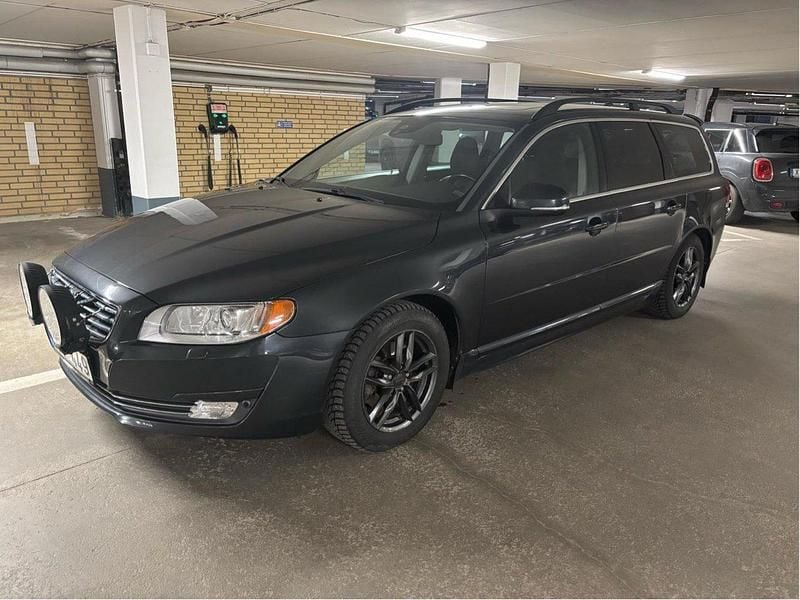 Grå Begagnad 2014 Volvo V70 Momentum Kombi | 120 000 kr (Marknadspris) - Bild 1/4