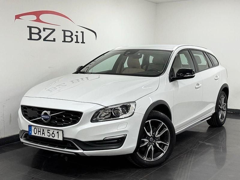 Vit Begagnad 2016 Volvo V60 CC Summum Kombi | 249 900 kr (Bra pris) - Bild 1/4