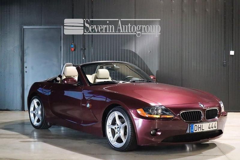 Mörkröd Begagnad 2003 BMW Z4 Cab | 169 000 kr (Dyr) - Bild 1/4