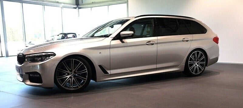 Ljusgrå (grey) Begagnad 2018 BMW 540 Shadowline Kombi | 475 000 kr (Lite dyr) - Bild 1/4