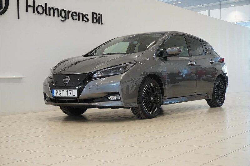 Grå/silver Begagnad 2023 Nissan Leaf Acenta Halvkombi | 194 800 kr (Marknadspris) - Bild 1/4