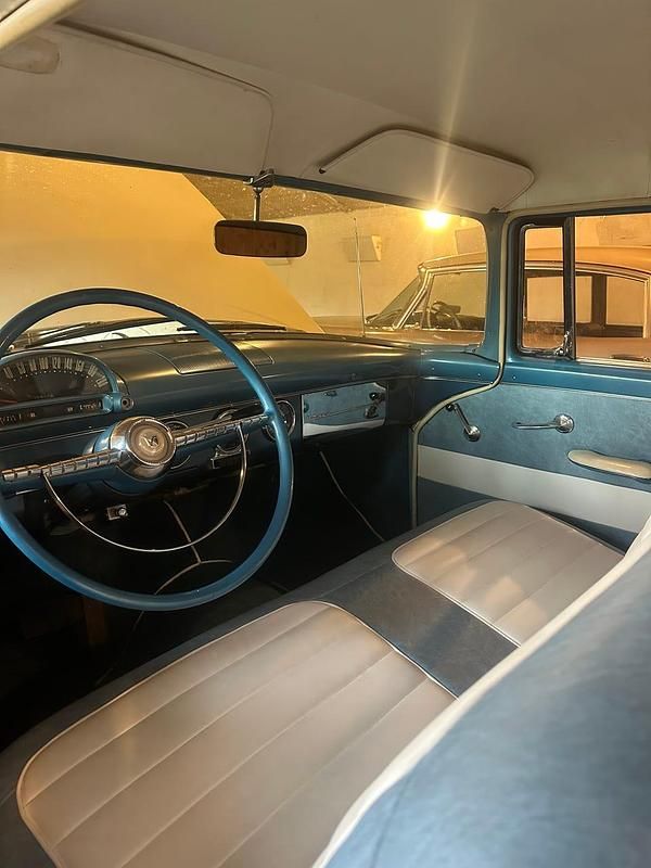 Begagnad Ford Fairlane 165 HK (121 kW) 1955 Blå/vit Sedan