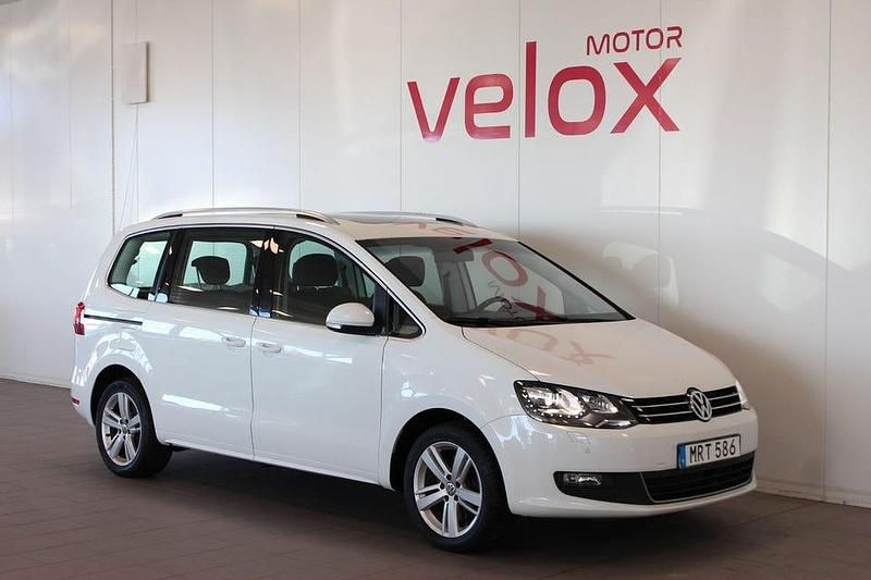 Vit Begagnad 2015 VW Sharan Minibuss | 144 900 kr (Bra pris) - Bild 1/4