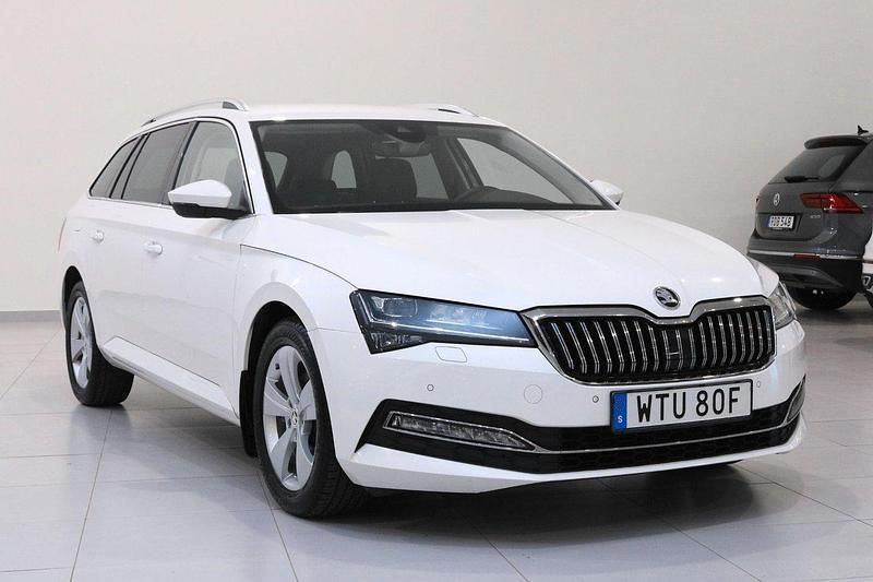 Vit Begagnad 2019 Skoda Superb Kombi | 239 900 kr (Marknadspris) - Bild 1/4