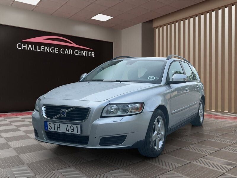 Ljusgrå Begagnad 2009 Volvo V50 Kinetic Kombi | 44 900 kr (Marknadspris) - Bild 1/4