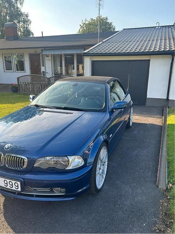 Blå Begagnad 2002 BMW 330 Cabriolet Cab | 116 000 kr (Marknadspris) - Bild 1/4