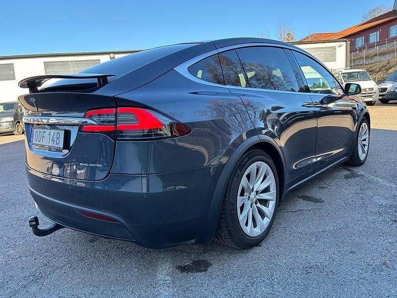 Grå Begagnad 2019 Tesla Model X SUV | 299 900 kr - Bild 1/4