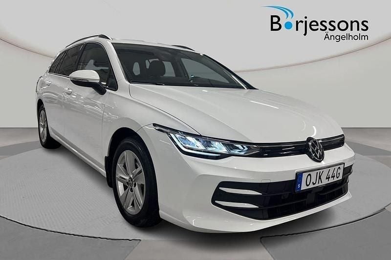 Vit Begagnad 2024 VW Golf VIII Life Kombi | 299 000 kr (Marknadspris) - Bild 1/4