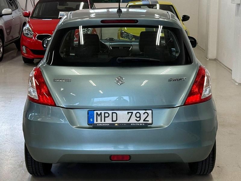 Begagnad Suzuki Swift 94 HK (69 kW) 2011 Grön Halvkombi