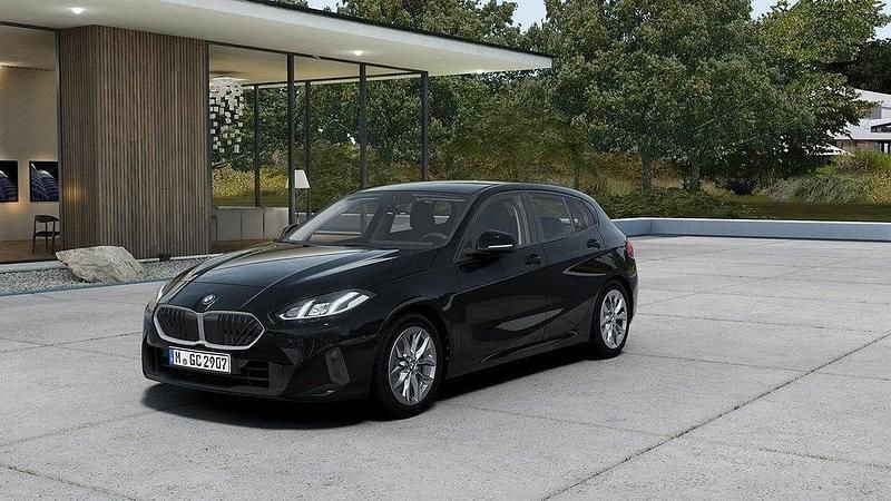Svart Ny 2025 BMW 120 Shadowline Halvkombi | 394 895 kr (Marknadspris) - Bild 1/4