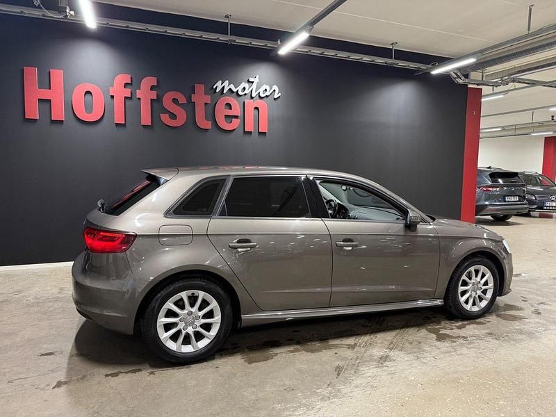 Begagnad Audi A3 Sportback Attraction 110 HK (80 kW) 2013 Grå Halvkombi