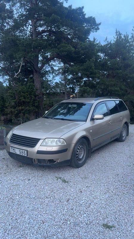 Brun Begagnad 2003 VW Passat Kombi | 9 500 kr (Marknadspris) - Bild 1/4