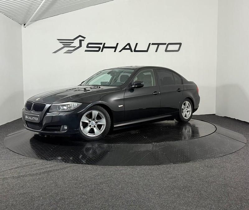 Svart Begagnad 2010 BMW 320 Comfort Edition Sedan | 61 900 kr (Marknadspris) - Bild 1/4