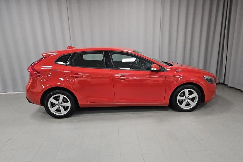 Begagnad Volvo V40 121 HK (88 kW) 2015 Röd Halvkombi