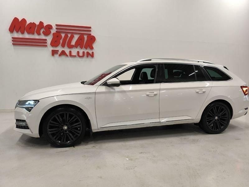 Vit Begagnad 2020 Skoda Superb Kombi | 309 900 kr (Lite dyr) - Bild 1/4
