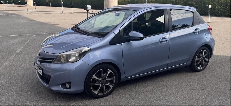 Blå Begagnad 2014 Toyota Yaris Active Halvkombi | 67 000 kr (Bra pris) - Bild 1/4