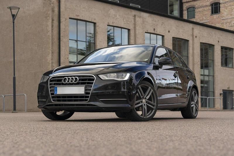 Svart Begagnad 2014 Audi A3 Sportback Attraction Halvkombi | 85 900 kr (Marknadspris) - Bild 1/4