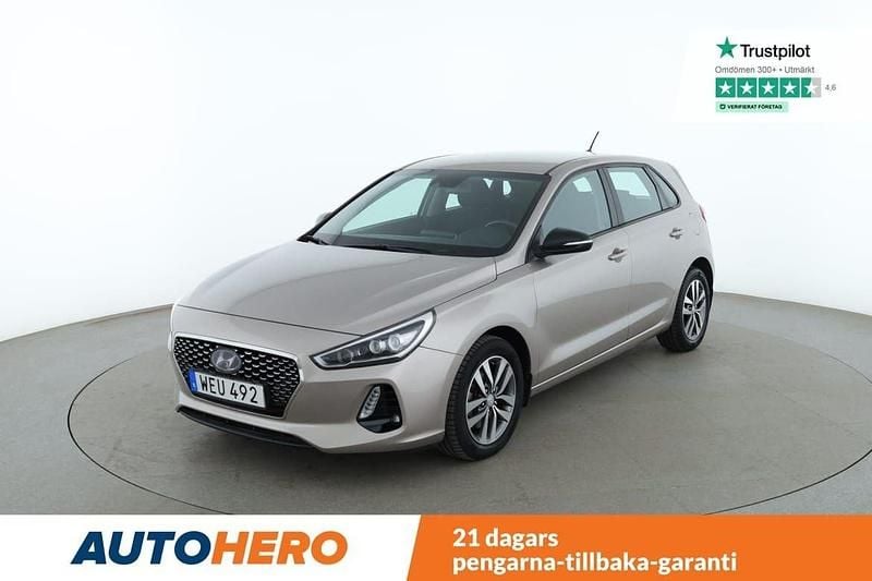 Ljusbrun Begagnad 2017 Hyundai i30 Premium Halvkombi | 187 000 kr (Marknadspris) - Bild 1/4
