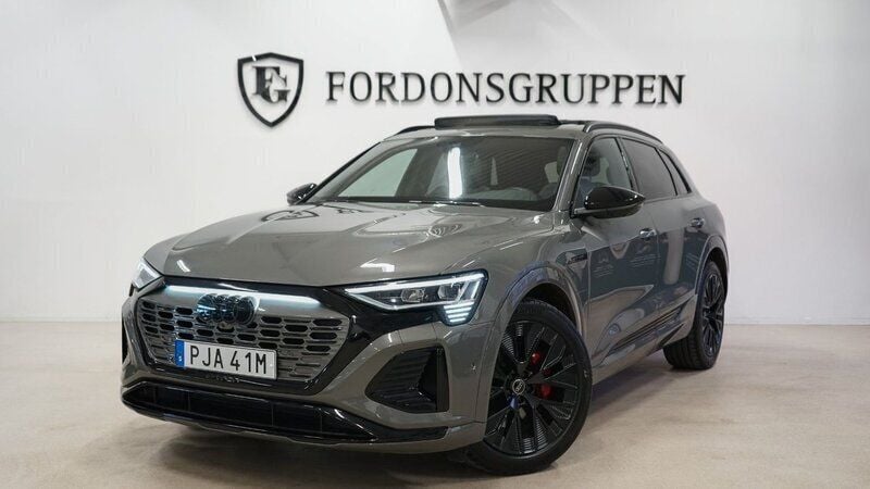 Grå Begagnad 2023 Audi Q8 e-tron S-Line SUV | 649 800 kr (Superpris) - Bild 1/4