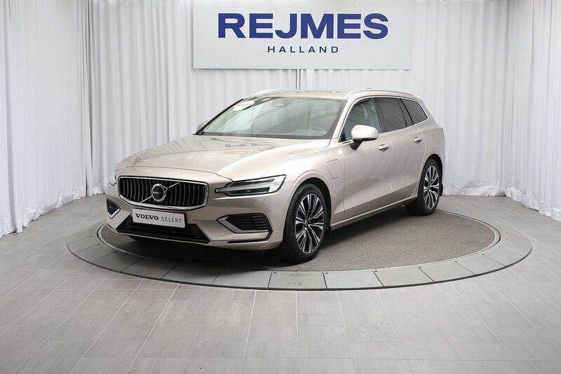 Grå Begagnad 2022 Volvo V60 Core Kombi | 409 500 kr (Lite dyr) - Bild 1/4